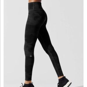 Alo Black Camo High-Waist Vapor Leggings